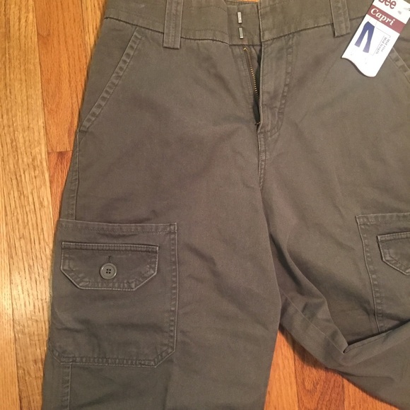 Lee | Olive Green Mid rise/length Capris; Size 8M - Picture 5 of 8